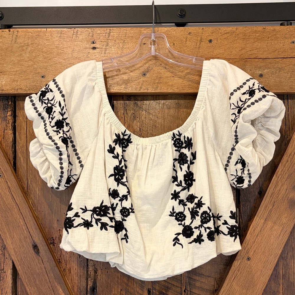 American Eagle Women’s Size Medium Embroidered Puff Sleeve Cropped Blouse